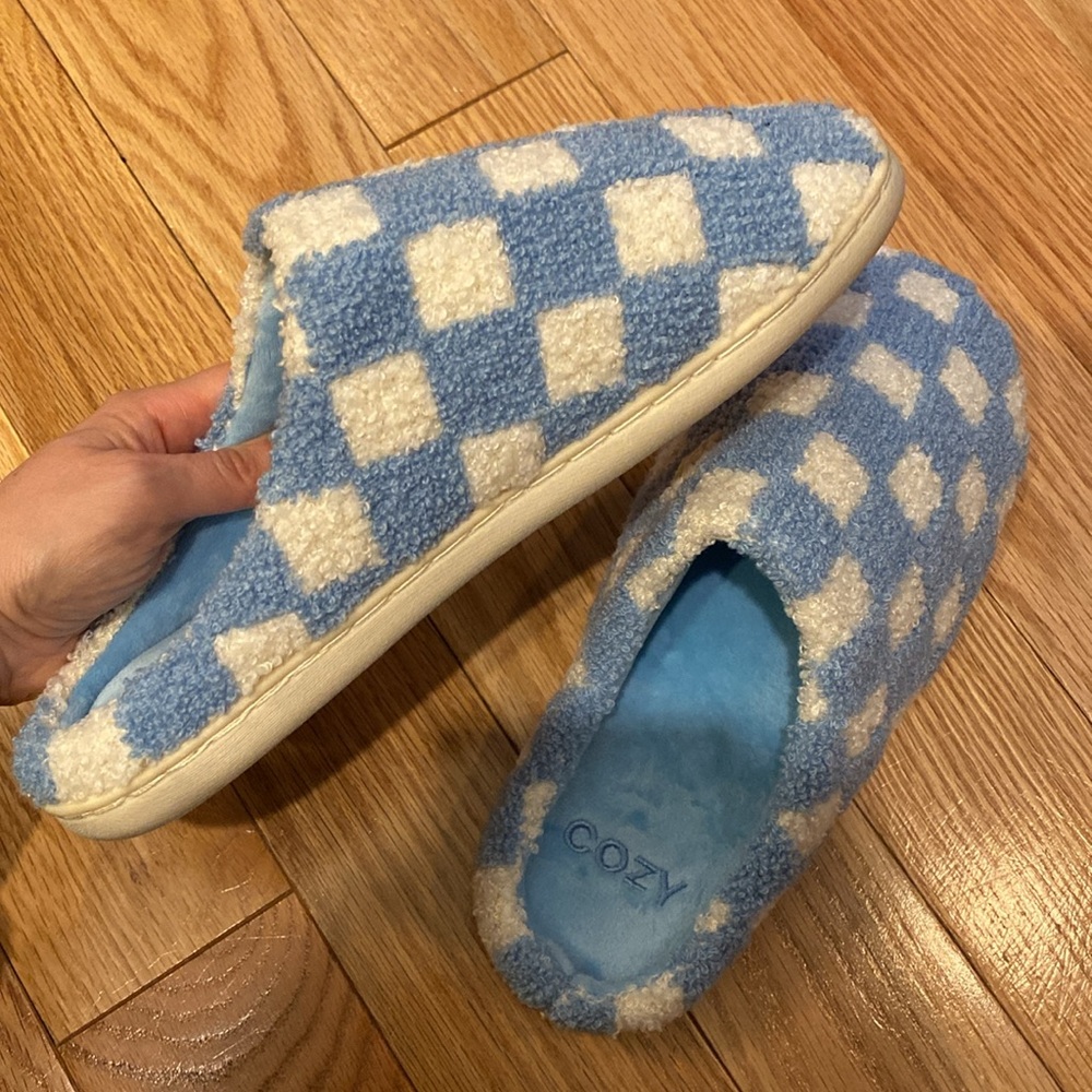 Checkered "GET COZY" Slippers in Blue/White, Size 9 - Picture 6 of 8